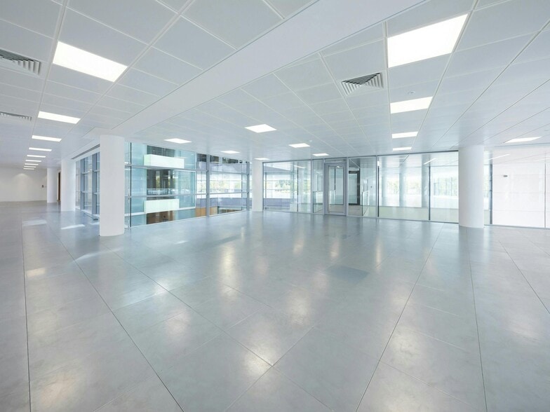 400 South Oak Way, Reading to rent - Building Photo - Image 3 of 5