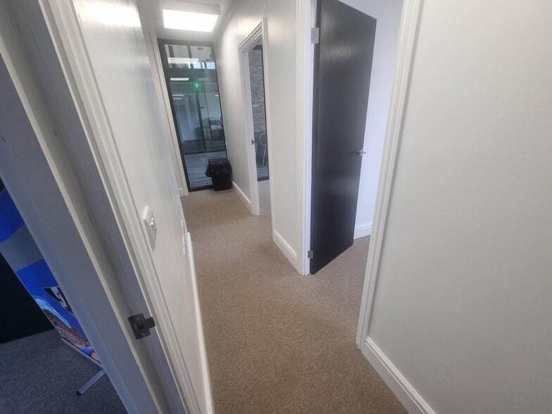 Labby Green close, Hertford to rent - Interior Photo - Image 3 of 8