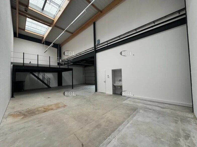 Light Industrial in Lieusaint to rent - Interior Photo - Image 2 of 14