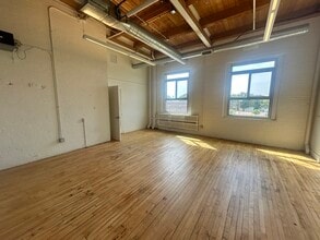 807 Broadway St NE, Minneapolis, MN to rent Interior Photo- Image 2 of 4