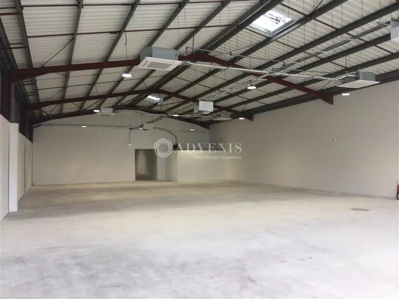Location Commerce 1 050 m² - Photo 1