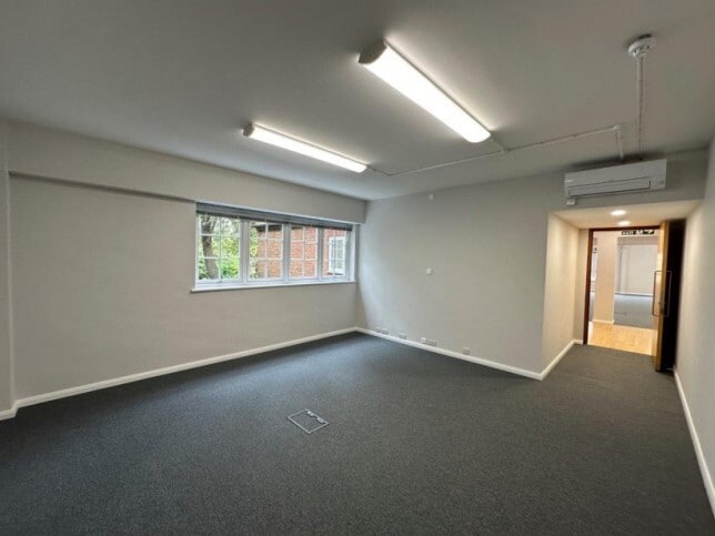 Summer Rd, Thames Ditton to rent - Interior Photo - Image 3 of 10