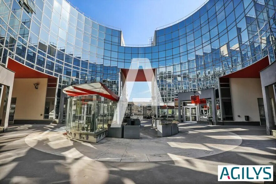 Office in Massy to rent - Lobby - Image 1 of 12