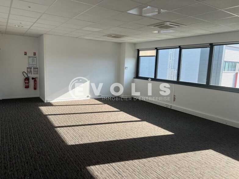 355 Avenue Henri Schneider, Meyzieu to rent - Interior Photo - Image 2 of 6