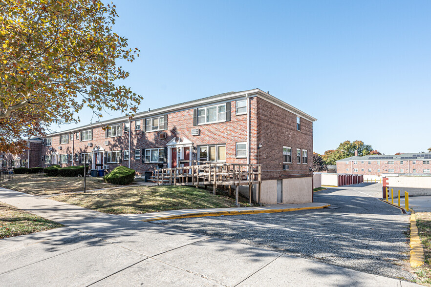 6918 Kissena Blvd, Flushing, NY for sale - Primary Photo - Image 1 of 1