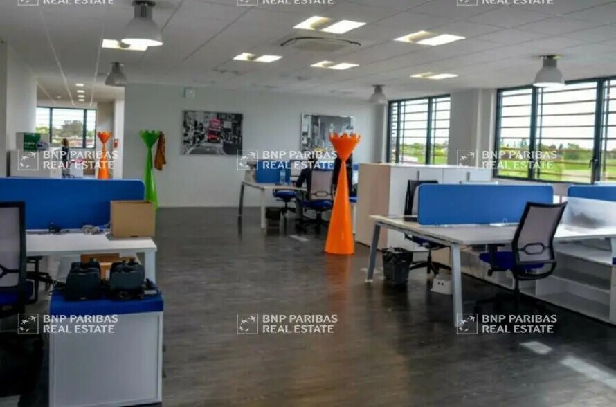 Light Industrial in Bondoufle for sale - Building Photo - Image 3 of 4