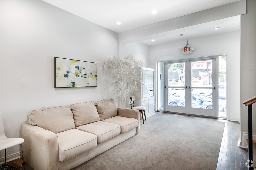 8228 W Sunset Blvd, Los Angeles, CA for rent - Interior Photo - Image 3 of 25