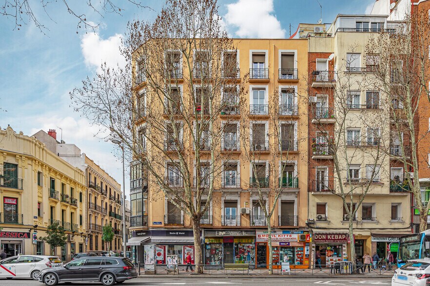 Retail in Madrid, Madrid to rent - Building Photo - Image 2 of 2