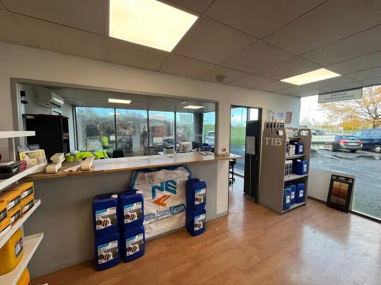 Retail in Lormont to rent - Interior Photo - Image 2 of 11