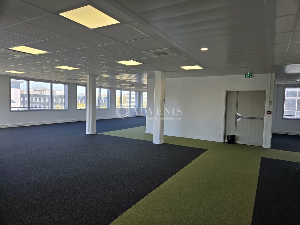Office in Villepinte to rent Interior Photo- Image 1 of 16