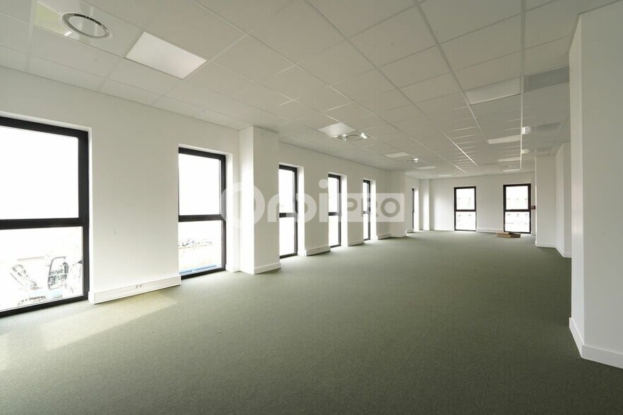 Rue Des Valets, Montluel for sale - Interior Photo - Image 1 of 10