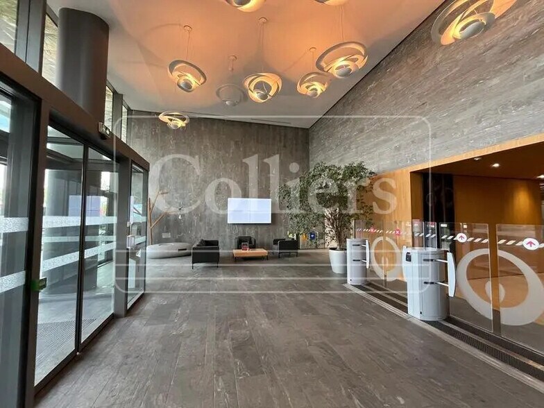 2-4 Avenue Des Canuts, Vaulx-en-Velin to rent - Lobby - Image 2 of 22