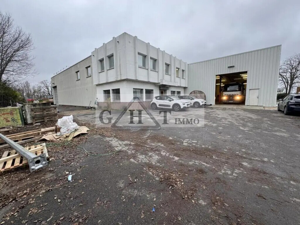 Location Entrepôt 1 680 m² - Photo 1