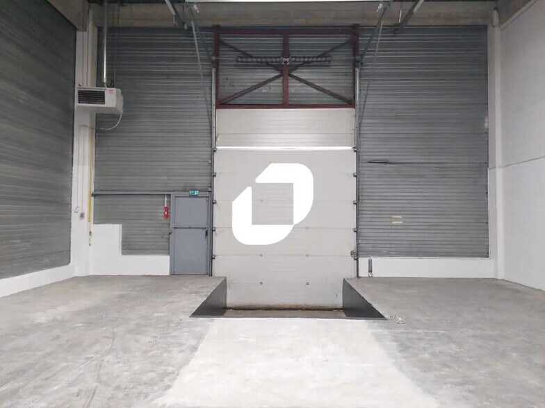 36 Rue Des Osiers, Coignières to rent - Interior Photo - Image 2 of 14