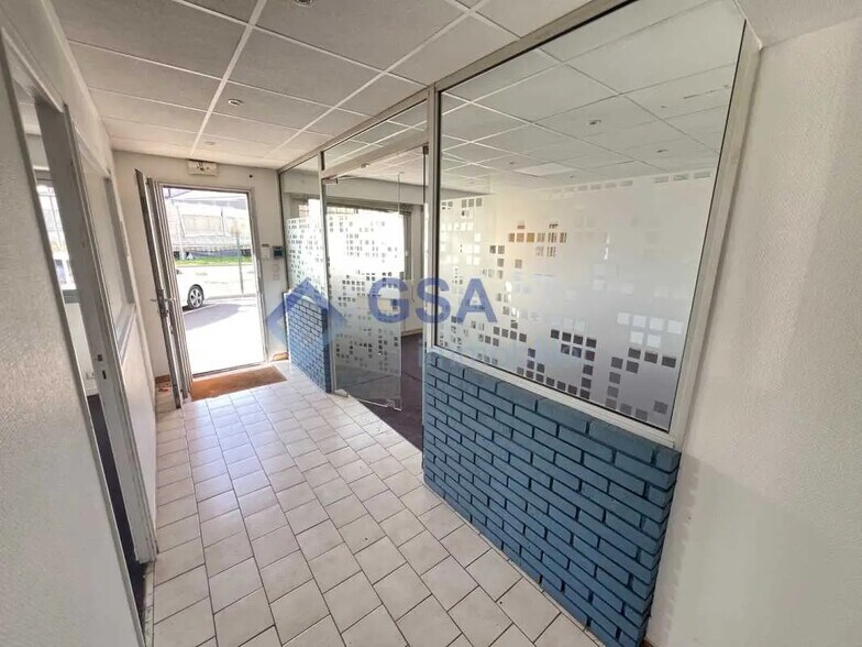 Office in Lisses to rent - Lobby - Image 3 of 4