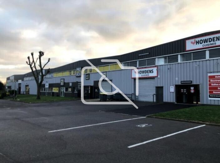 Industrial in Massy to rent - Building Photo - Image 1 of 3