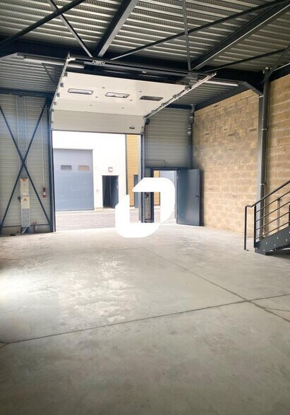 Light Industrial in Bagnolet to rent - Interior Photo - Image 3 of 11