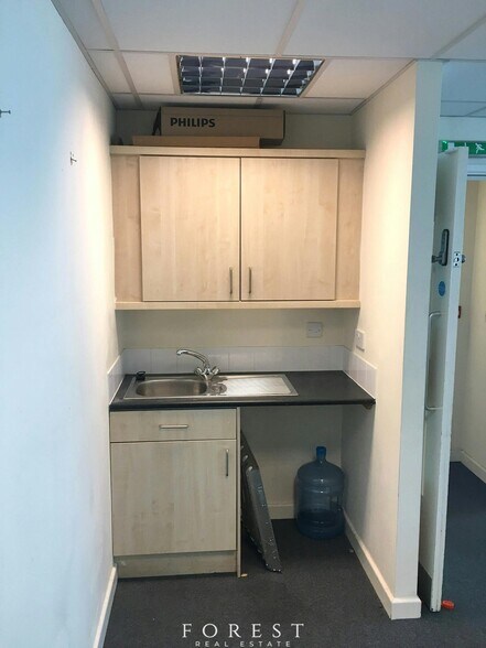 Imperial Way, Watford for rent - Building Photo - Image 3 of 13