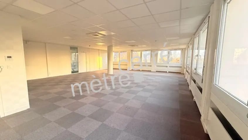Location Bureaux 141 m² - Photo 1