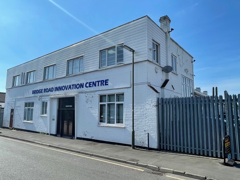 Bridge Rd, Camberley to rent - Building Photo - Image 1 of 1