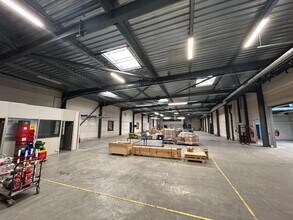 Light Industrial in Marseille to rent Interior Photo- Image 2 of 8