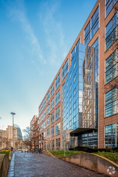 2 Place Des Vosges, Courbevoie to rent - Building Photo - Image 2 of 15
