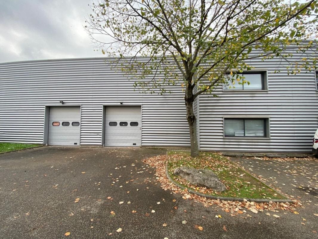 Light Industrial in Décines-Charpieu to rent Building Photo- Image 1 of 4