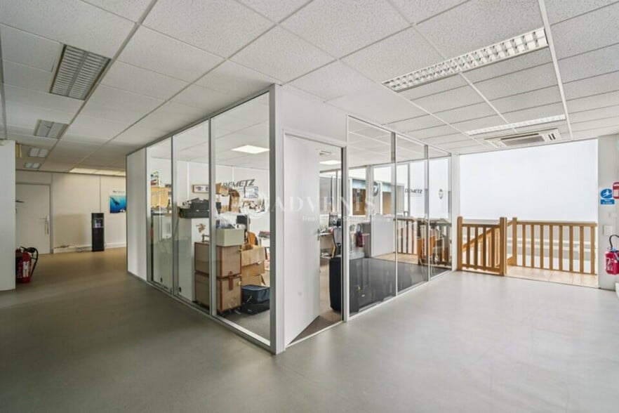 Light Industrial in Villiers-sur-Marne for sale - Interior Photo - Image 1 of 12
