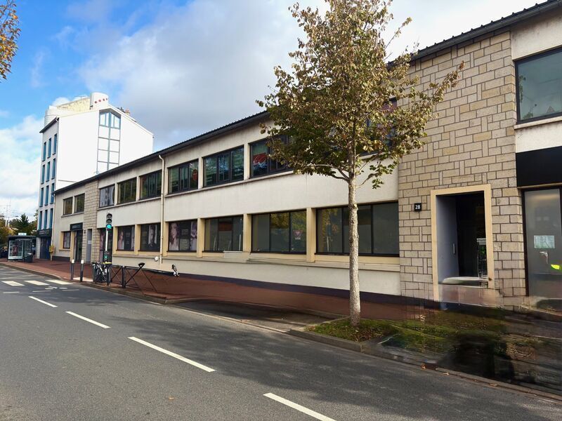 Office in Joinville-le-Pont to rent Building Photo- Image 1 of 12