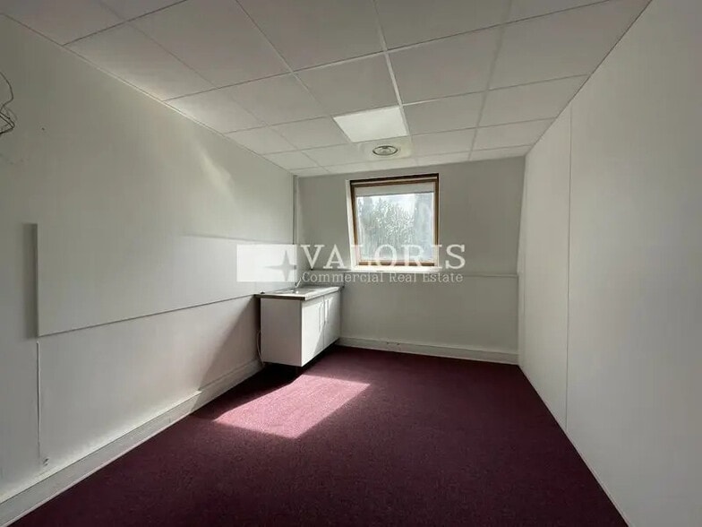7 Rue Maryse Bastié, Bron to rent - Interior Photo - Image 3 of 6