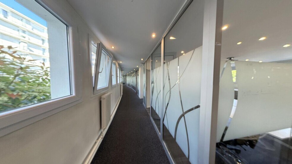 Office in Issy-les-Moulineaux to rent - Interior Photo - Image 3 of 14