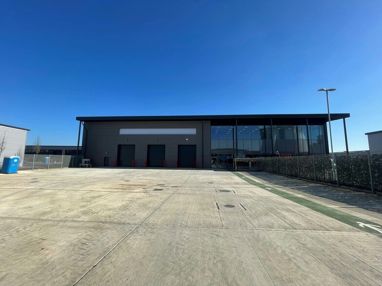 690 Stirling Rd, Slough to rent - Building Photo - Image 2 of 6