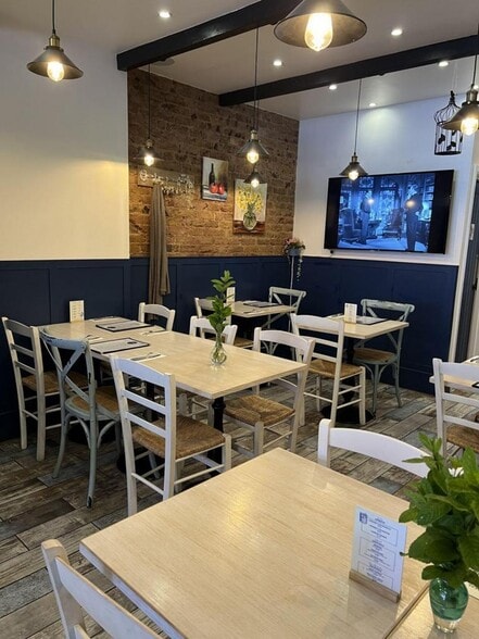 25A Walm Ln, London to rent - Interior Photo - Image 2 of 17