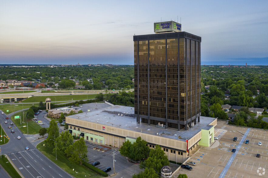 1900 NW Expressway, Oklahoma City, OK for rent - Primary Photo - Image 1 of 28