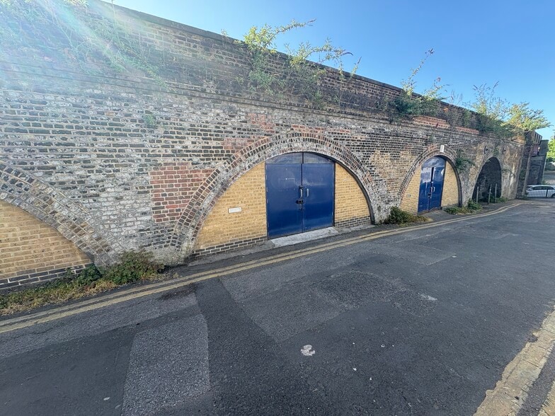 Barton Rd, Rochester to rent - Building Photo - Image 2 of 3