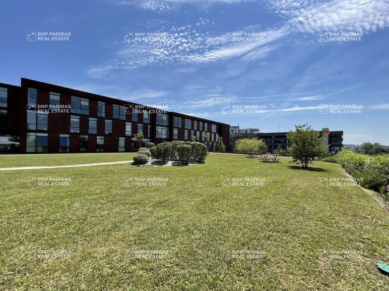 8 Rue De Vidailhan, Balma to rent - Building Photo - Image 3 of 11