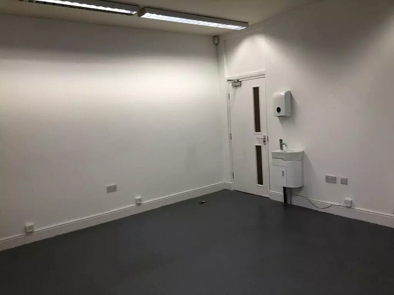 181-183 Chorley New Rd, Bolton to rent - Interior Photo - Image 3 of 5