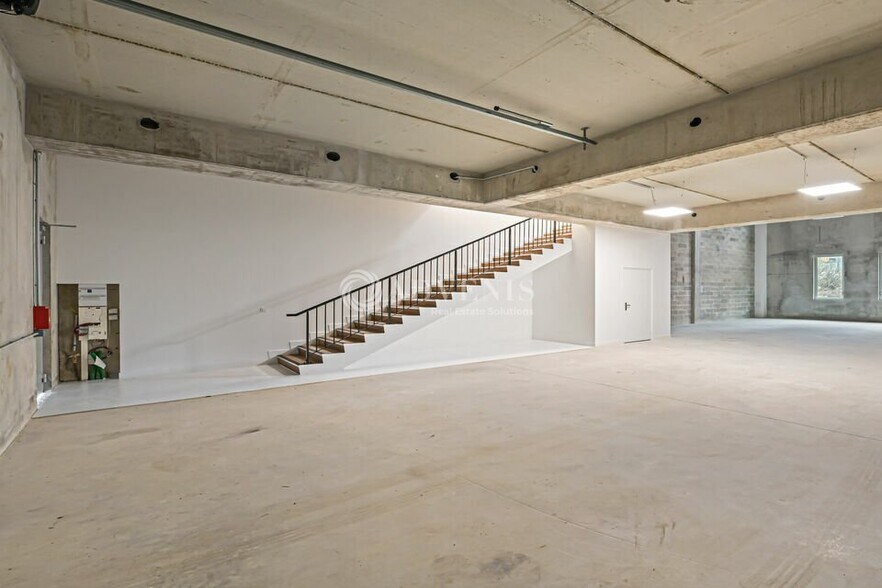 Light Industrial in Serris to rent - Interior Photo - Image 1 of 12