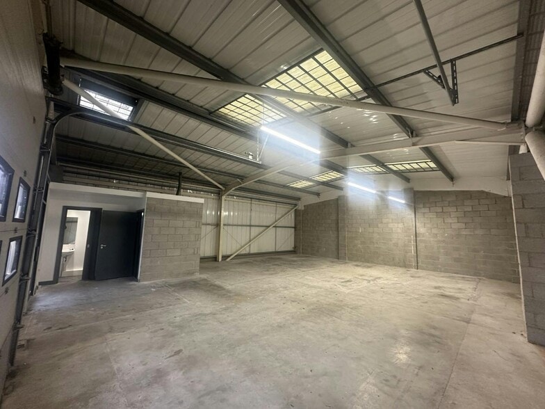 Brookside Business Park, Manchester to rent - Building Photo - Image 3 of 7