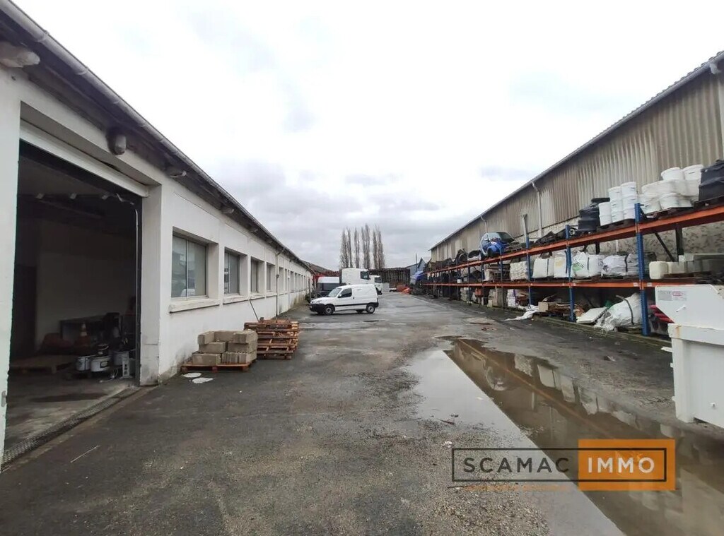 Location Entrepôt 2 300 m² - Photo 1