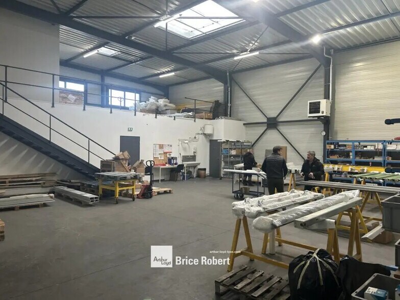 Light Industrial in Chassieu to rent - Interior Photo - Image 2 of 7