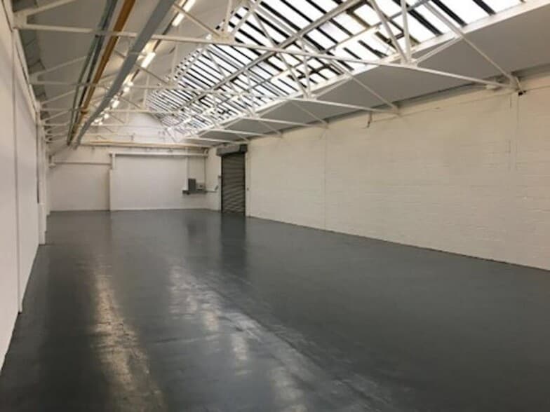 2 Courtenay Rd, Wembley to rent - Building Photo - Image 3 of 14