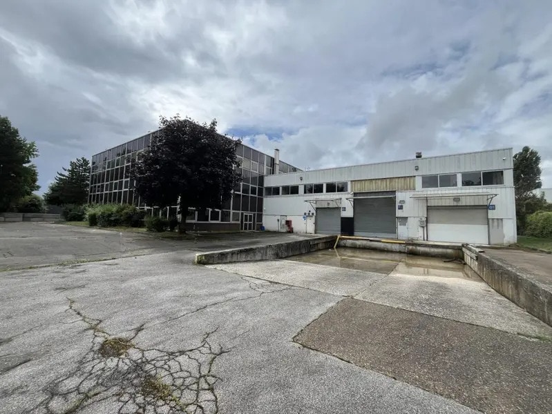 Industrial in Buc to rent Building Photo- Image 1 of 18