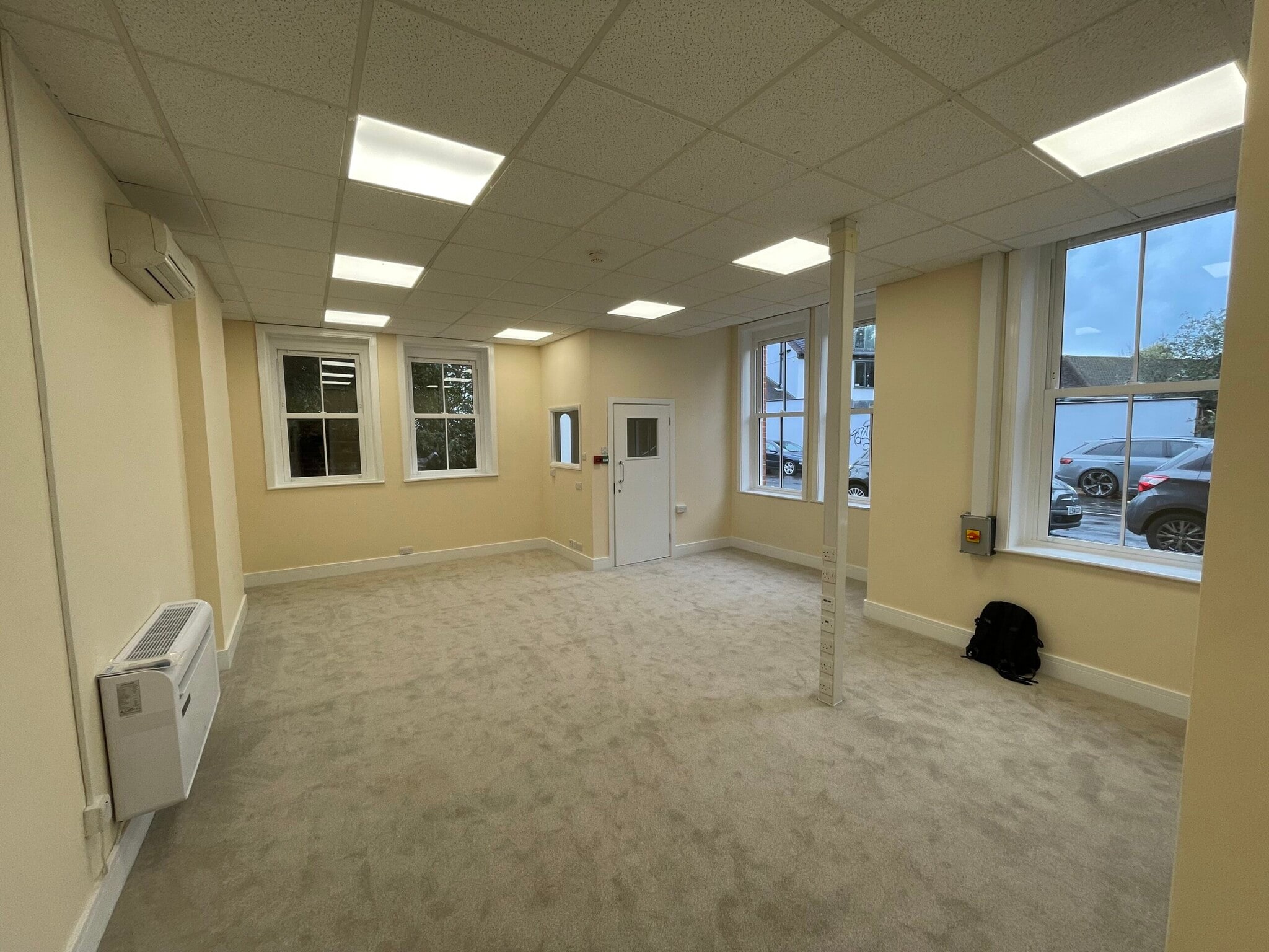 Grand Dr, Raynes Park to rent Interior Photo- Image 1 of 2