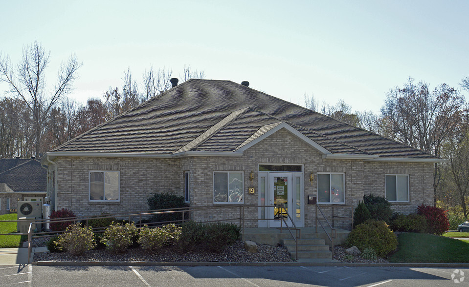 19 Emerald Ter, Swansea, IL for rent - Building Photo - Image 3 of 24