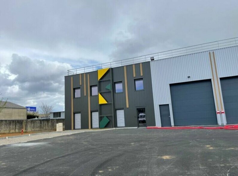 Light Industrial in Saint-Priest to rent - Building Photo - Image 2 of 11