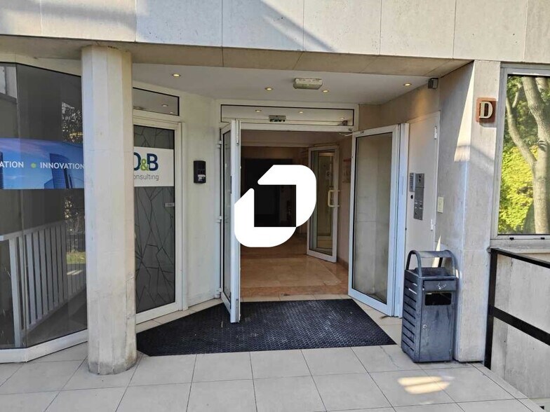 171 Ter Avenue Charles De Gaulle, Neuilly-sur-Seine to rent - Lobby - Image 2 of 6