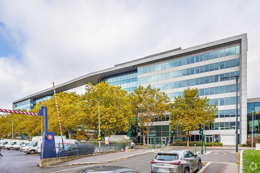 420 Rue D'Estienne D'Orves, Colombes to rent - Building Photo - Image 2 of 17