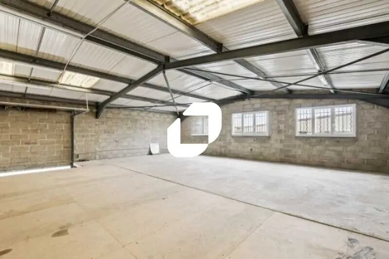 Light Industrial in Stains to rent Interior Photo- Image 1 of 13