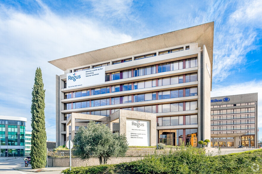 Avenida Hispanidad, 6, Madrid, Madrid to rent - Building Photo - Image 1 of 18